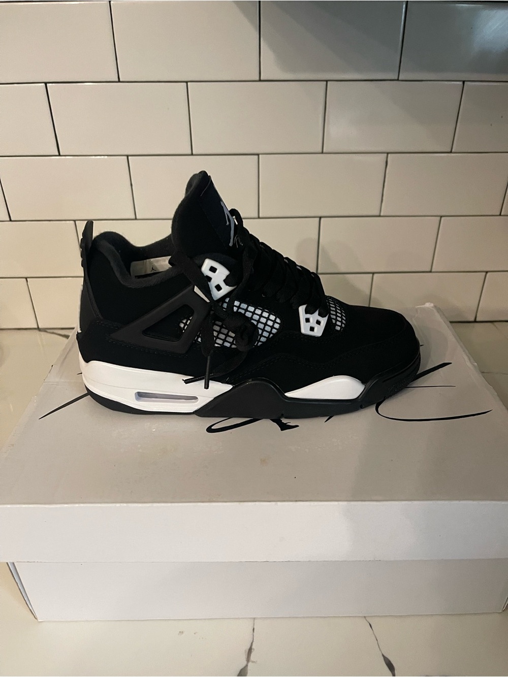 Men’s Retro 4 White Thunder Size 5.
